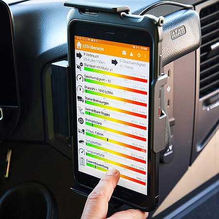 Mobiles Endgerät im Lkw-Cockpit zeigt eine digitale Auswertung des Fahrverhaltens.