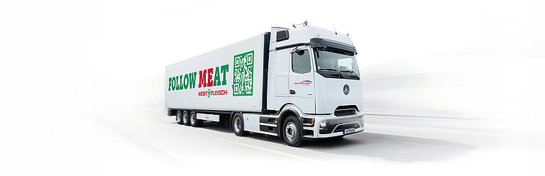 Weißer Wetralog-Sattelzug mit Westfleisch-Kampagnenmotiv „Follow ME:AT“ und QR-Code.