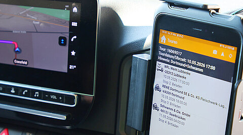 Navigationsdisplay und mobiles Tourenplanungsgerät im Cockpit eines Wetralog-Lkw.