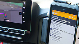 Navigationsdisplay und mobiles Tourenplanungsgerät im Cockpit eines Wetralog-Lkw.